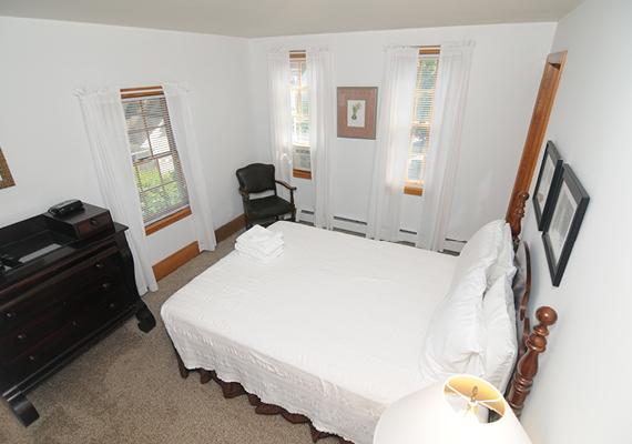 3 bedroom, 2.5 bath with En suite master, galley Kitchen, grand room, full private sun deck, air conditioning and heating, WiFi, iHome, Comcast TV/DVD.