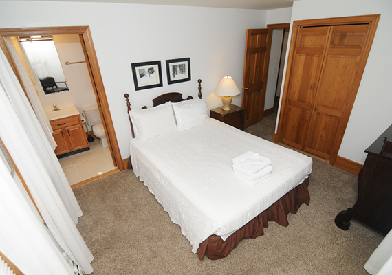 3 bedroom, 2.5 bath with En suite master, galley Kitchen, grand room, full private sun deck, air conditioning and heating, WiFi, iHome, Comcast TV/DVD.