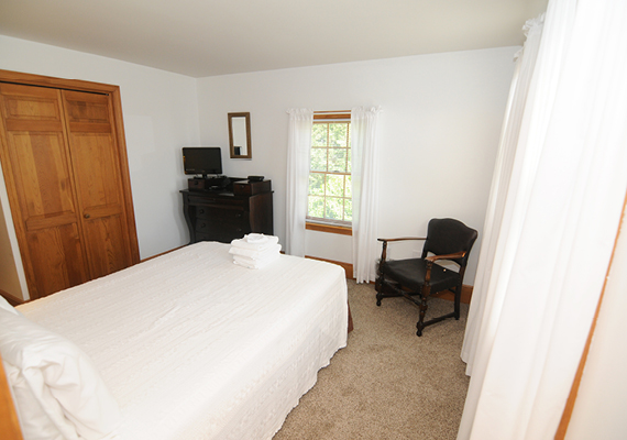 3 bedroom, 2.5 bath with En suite master, galley Kitchen, grand room, full private sun deck, air conditioning and heating, WiFi, iHome, Comcast TV/DVD.