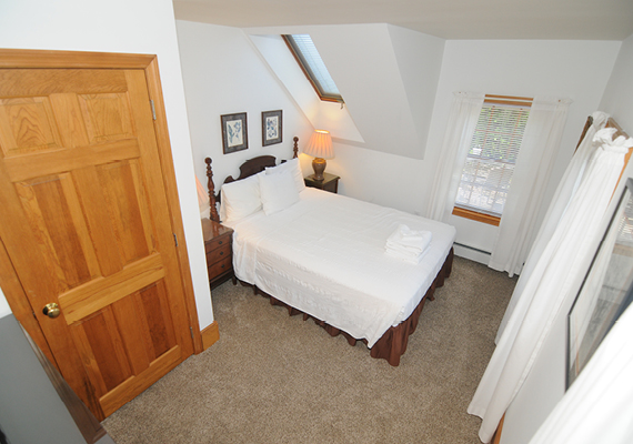 3 bedroom, 2.5 bath with En suite master, galley Kitchen, grand room, full private sun deck, air conditioning and heating, WiFi, iHome, Comcast TV/DVD.