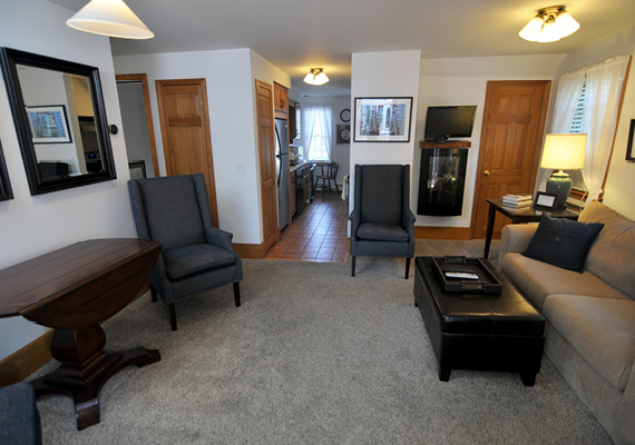 3 bedroom, 2.5 bath with En suite master, galley Kitchen, grand room, full private sun deck, air conditioning and heating, WiFi, iHome, Comcast TV/DVD.