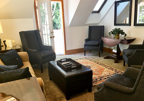 3 bedroom, 2.5 bath with En suite master, galley Kitchen, grand room, full private sun deck, air conditioning and heating, WiFi, iHome, Comcast TV/DVD.